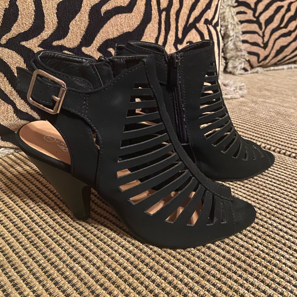 Open back heel with side zipper